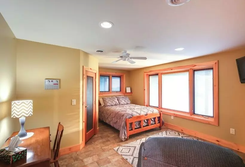 Waterfront Lake Champlain Home W/ Hot Tub & Sauna!