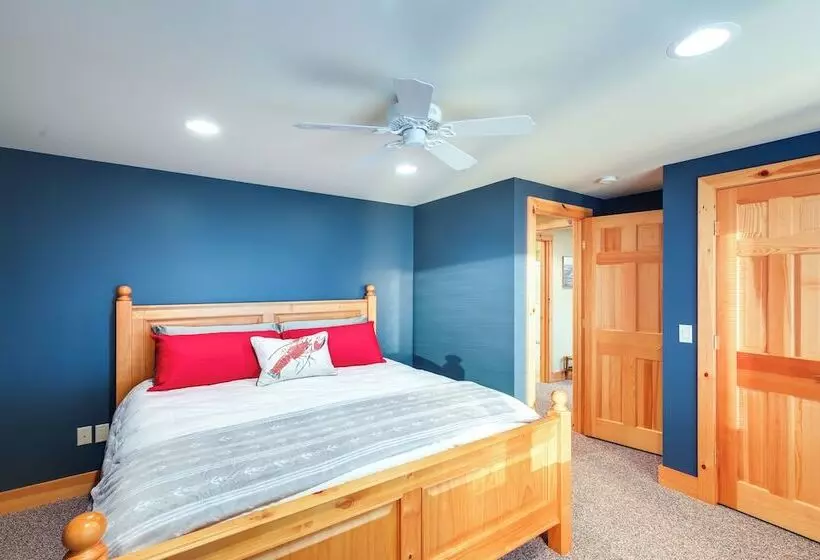 Waterfront Lake Champlain Home W/ Hot Tub & Sauna!