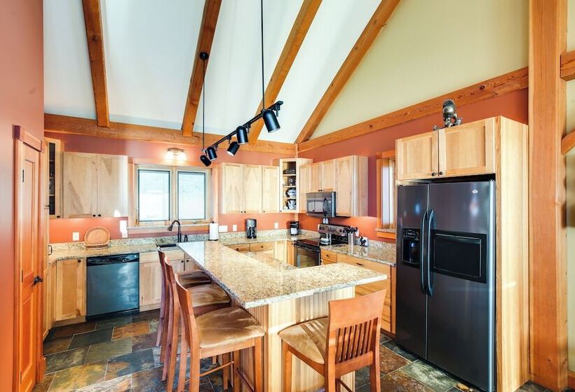 Waterfront Lake Champlain Home W/ Hot Tub & Sauna!