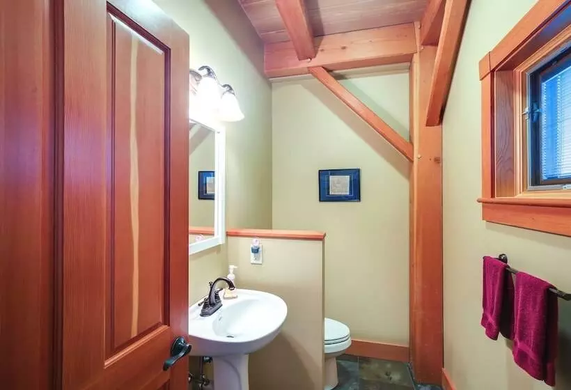 Waterfront Lake Champlain Home W/ Hot Tub & Sauna!