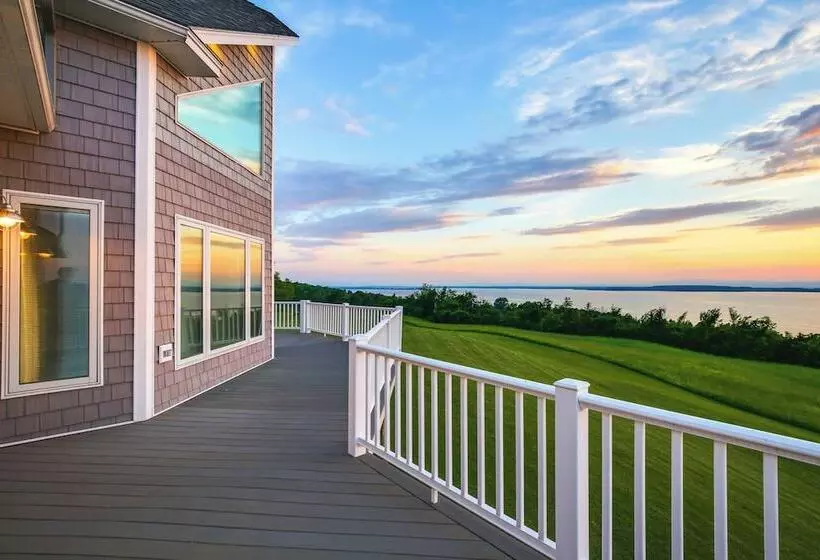 Waterfront Lake Champlain Home W/ Hot Tub & Sauna!