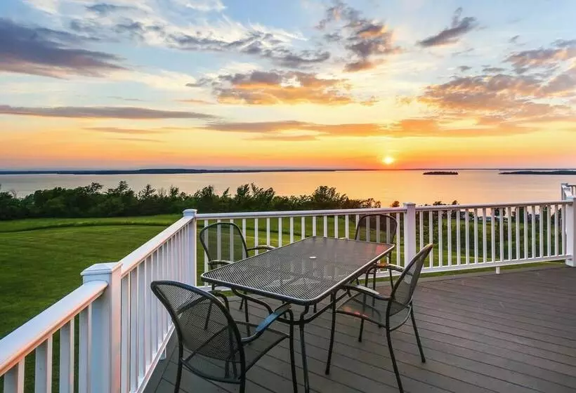 Waterfront Lake Champlain Home W/ Hot Tub & Sauna!