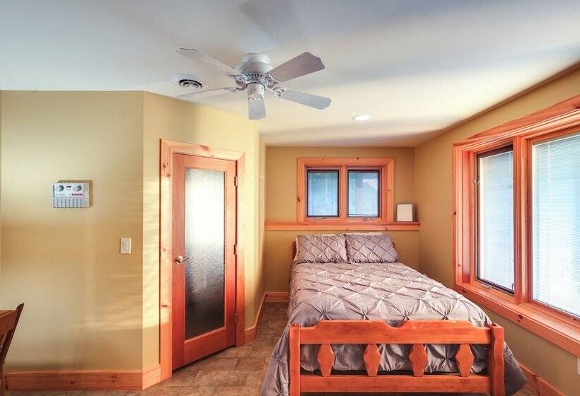 Waterfront Lake Champlain Home W/ Hot Tub & Sauna!