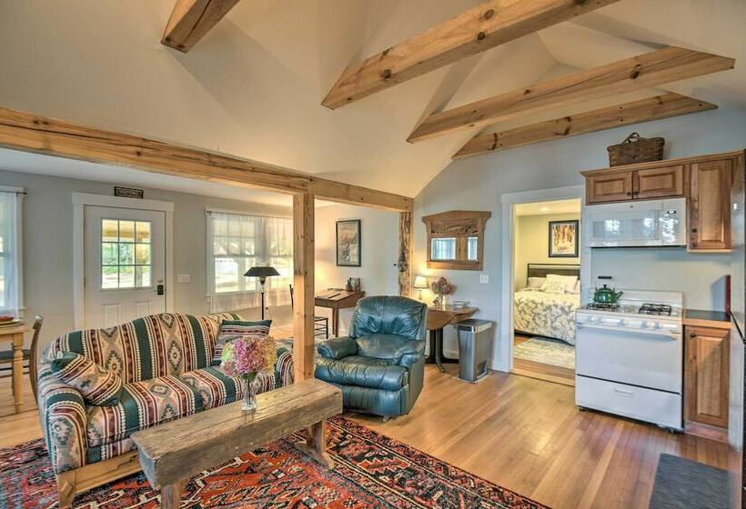 New London Cottage W/ Grill, Lake & Beach Access