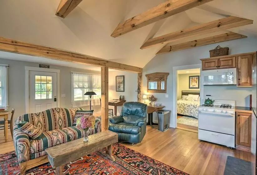 New London Cottage W/ Grill, Lake & Beach Access