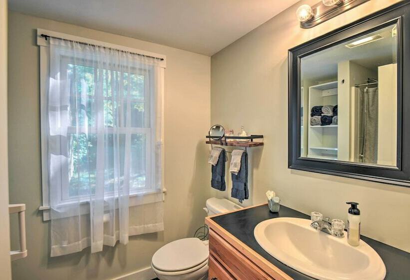 New London Cottage W/ Grill, Lake & Beach Access