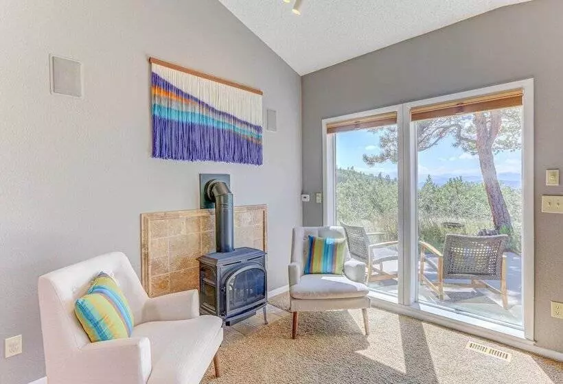 Airy Forest Escape W/ Mountain Views + Hot Tub!