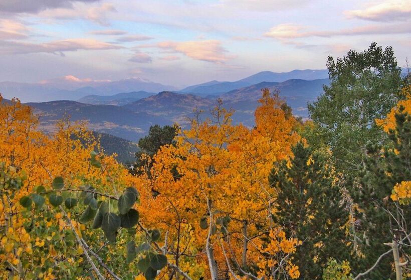Airy Forest Escape W/ Mountain Views + Hot Tub!