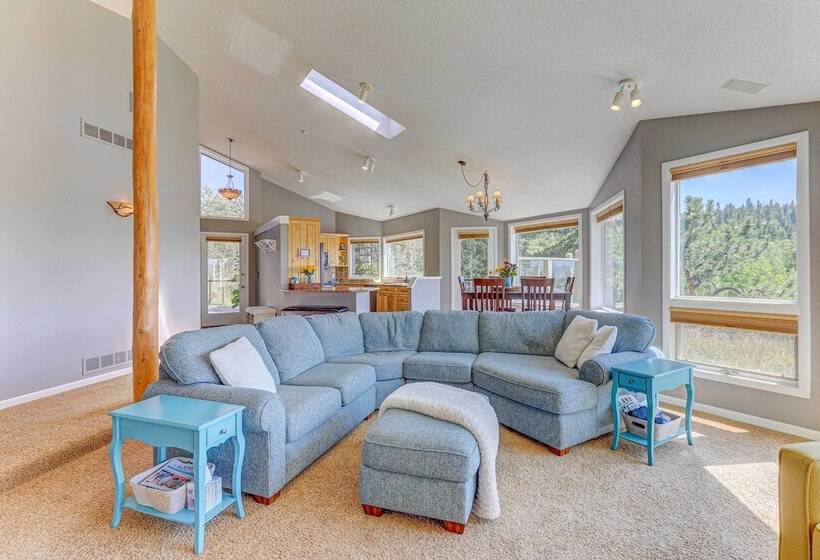 Airy Forest Escape W/ Mountain Views + Hot Tub!