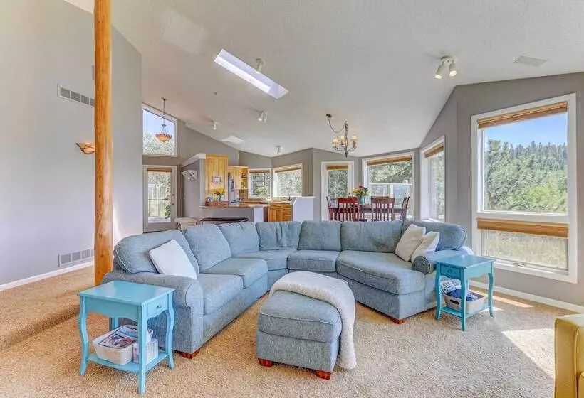 Airy Forest Escape W/ Mountain Views + Hot Tub!