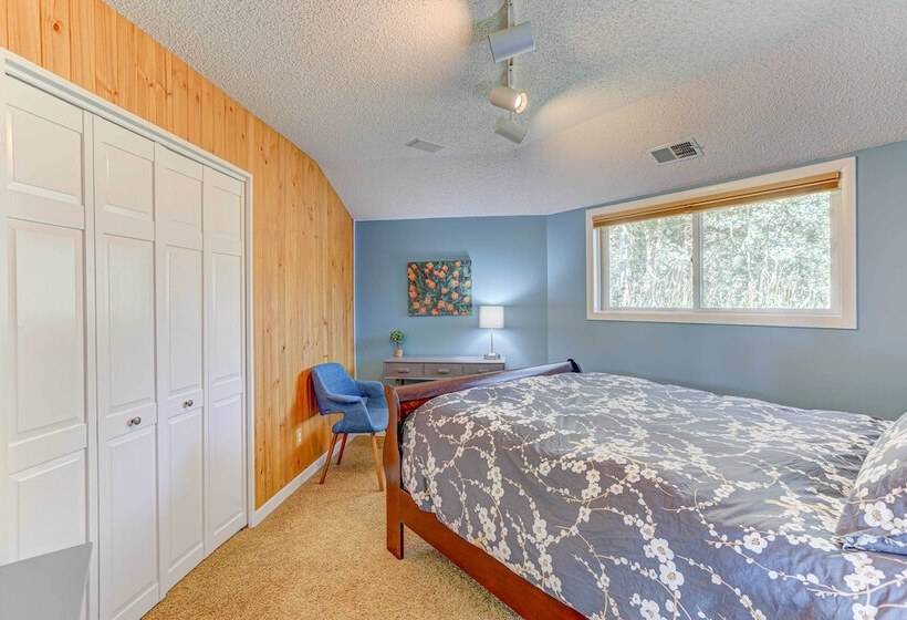 Airy Forest Escape W/ Mountain Views + Hot Tub!