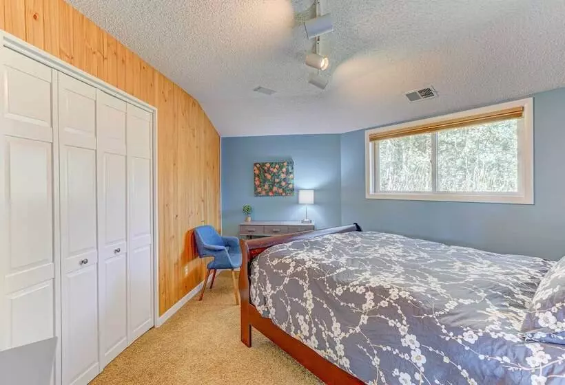 Airy Forest Escape W/ Mountain Views + Hot Tub!