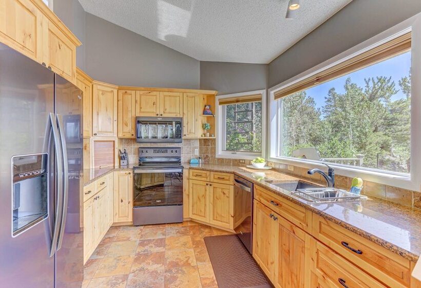 Airy Forest Escape W/ Mountain Views + Hot Tub!