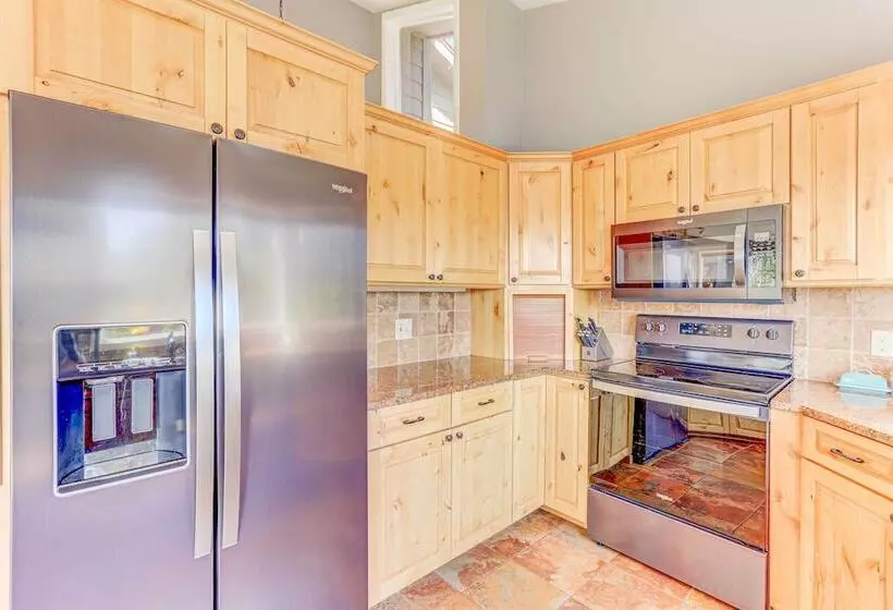 Airy Forest Escape W/ Mountain Views + Hot Tub!