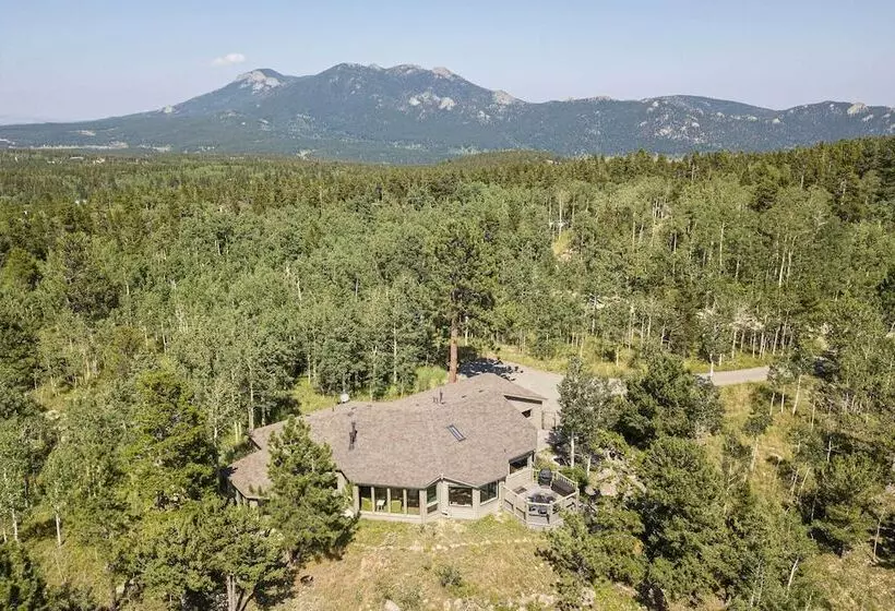 Airy Forest Escape W/ Mountain Views + Hot Tub!