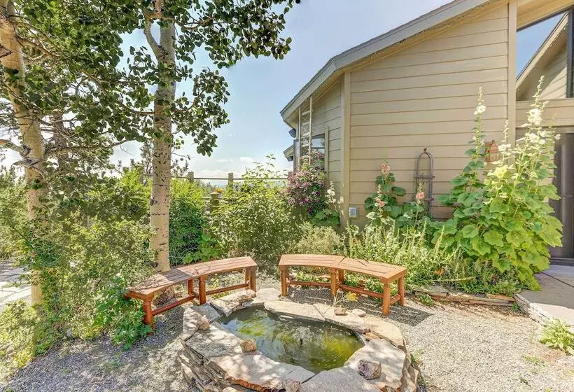 Airy Forest Escape W/ Mountain Views + Hot Tub!