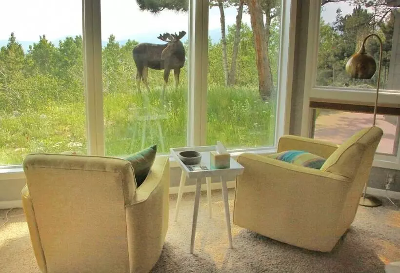 Airy Forest Escape W/ Mountain Views + Hot Tub!