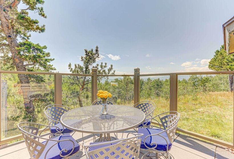 Airy Forest Escape W/ Mountain Views + Hot Tub!