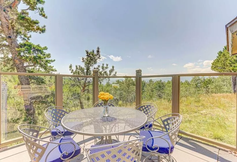 Airy Forest Escape W/ Mountain Views + Hot Tub!