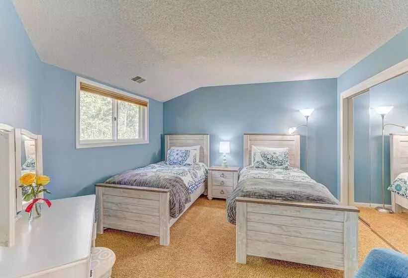 Airy Forest Escape W/ Mountain Views + Hot Tub!