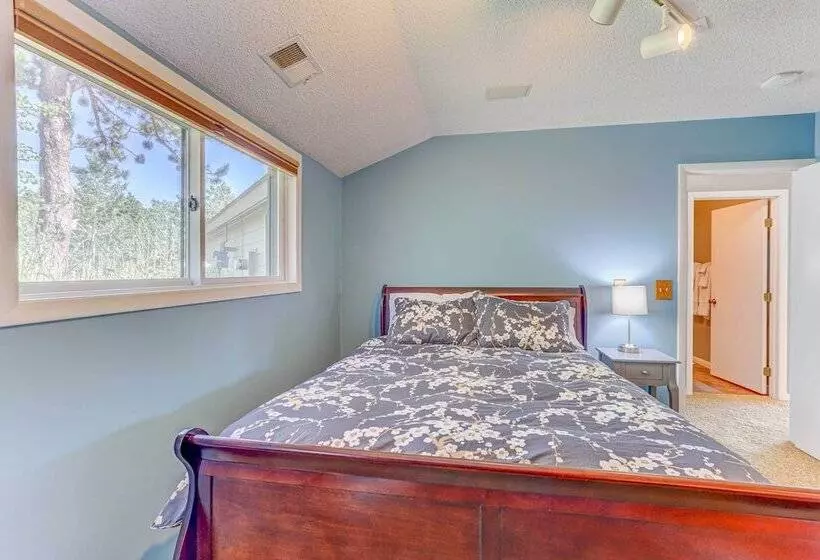 Airy Forest Escape W/ Mountain Views + Hot Tub!