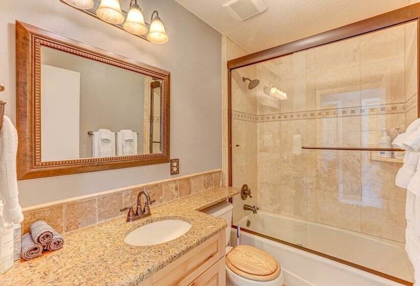 Airy Forest Escape W/ Mountain Views + Hot Tub!