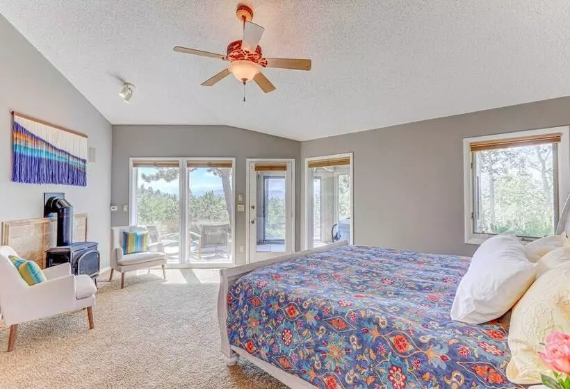 Airy Forest Escape W/ Mountain Views + Hot Tub!