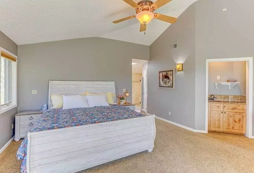 Airy Forest Escape W/ Mountain Views + Hot Tub!