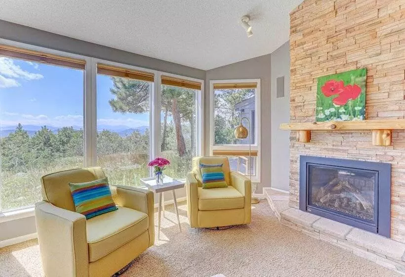 Airy Forest Escape W/ Mountain Views + Hot Tub!