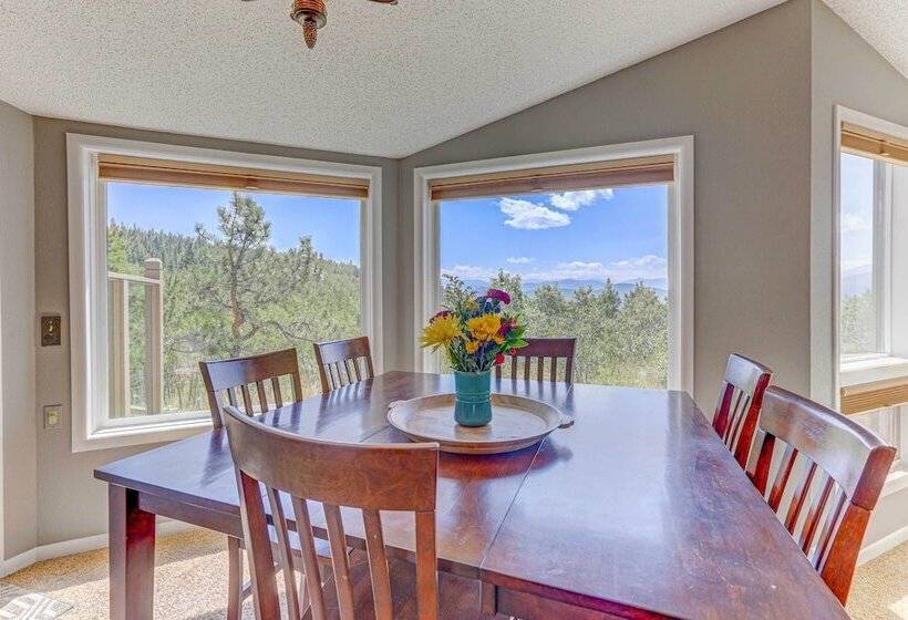 Airy Forest Escape W/ Mountain Views + Hot Tub!