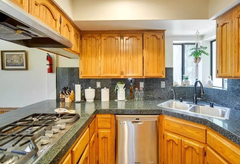 All Season Crestline Escape   2 Mi To Lake!