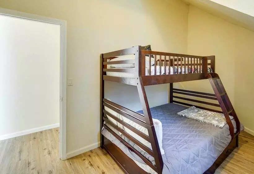 All Season Crestline Escape   2 Mi To Lake!