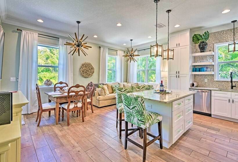 Anna Maria Island Escape, Walk To Beaches!