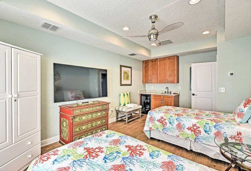 Anna Maria Island Escape, Walk To Beaches!