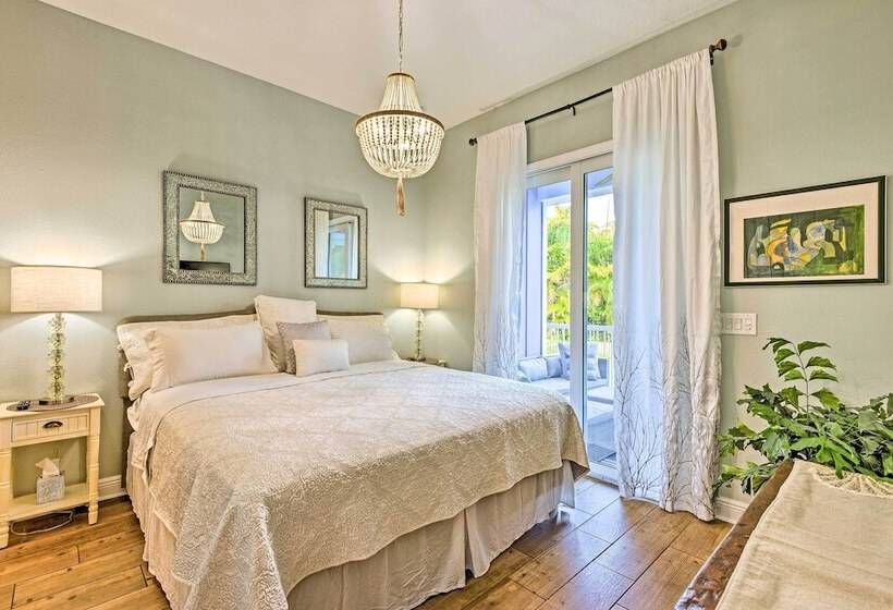 Anna Maria Island Escape, Walk To Beaches!