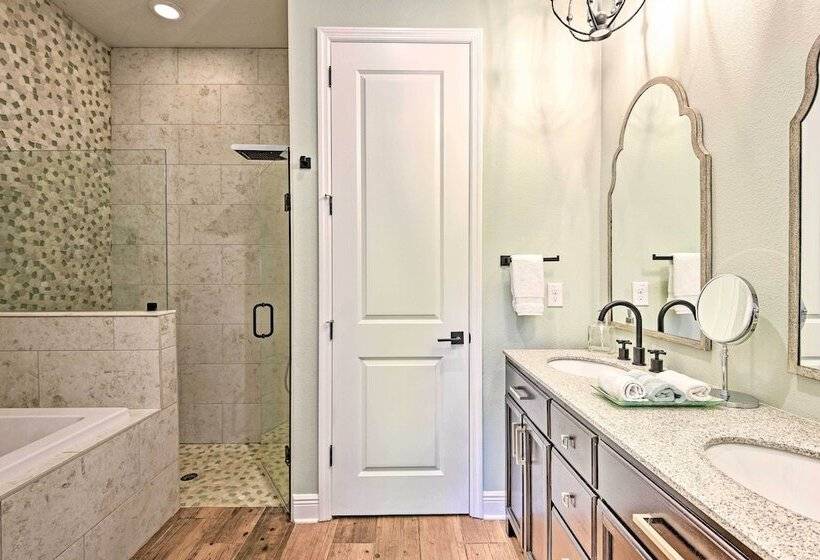 Anna Maria Island Escape, Walk To Beaches!