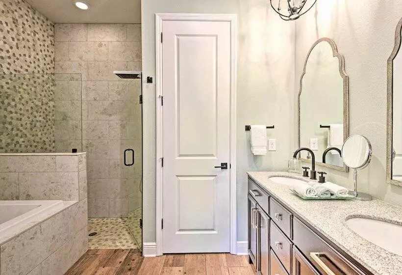 Anna Maria Island Escape, Walk To Beaches!