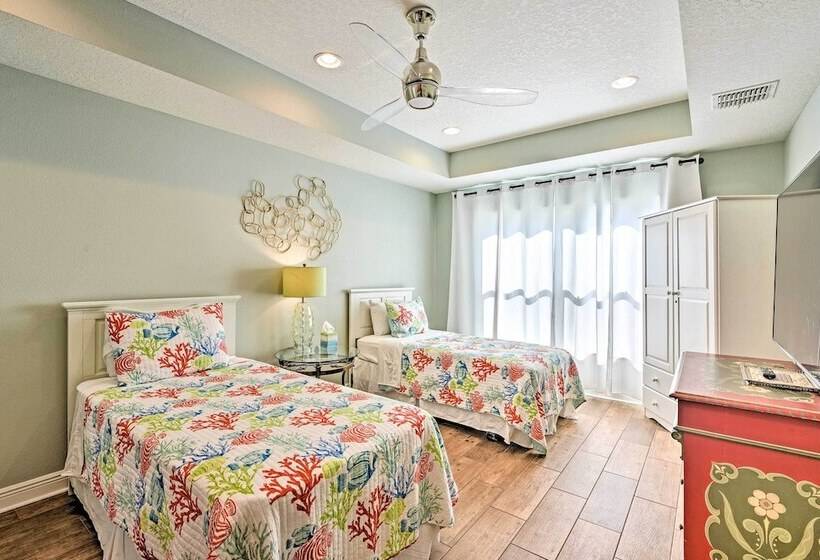 Anna Maria Island Escape, Walk To Beaches!