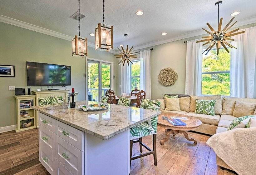 Anna Maria Island Escape, Walk To Beaches!