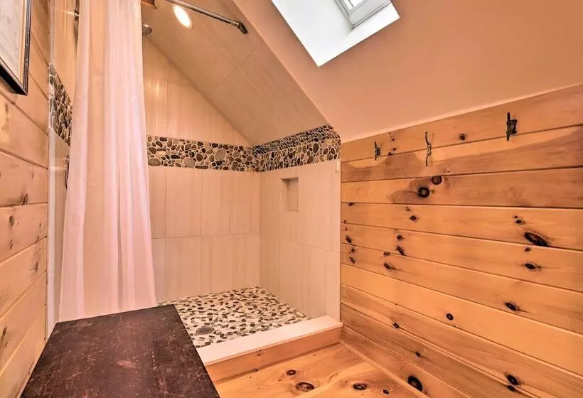 Beautiful Lakeside Milford Family Home & Deck