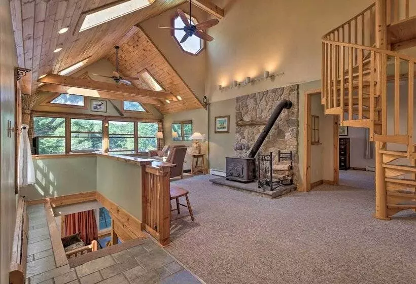 Beautiful Lakeside Milford Family Home & Deck