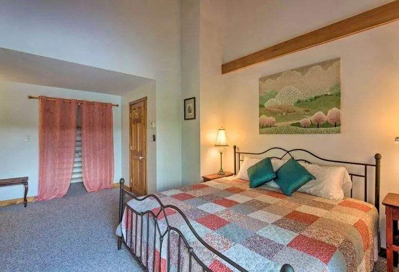 Beautiful Lakeside Milford Family Home & Deck