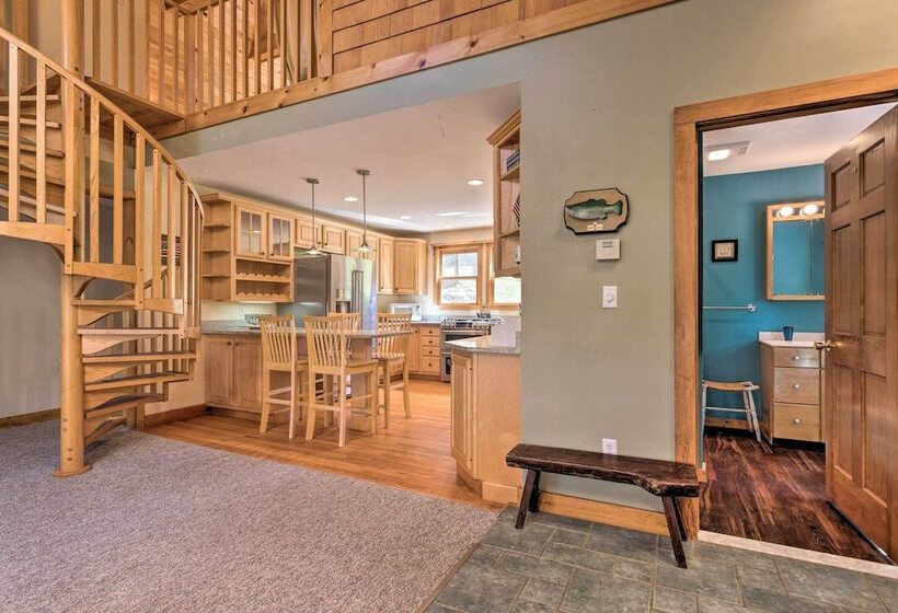 Beautiful Lakeside Milford Family Home & Deck