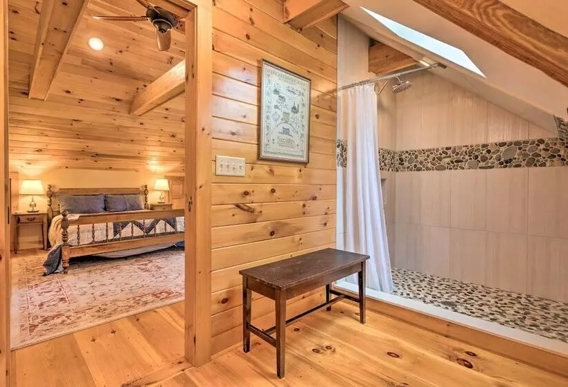 Beautiful Lakeside Milford Family Home & Deck