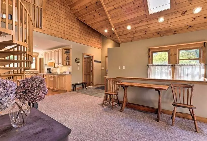 Beautiful Lakeside Milford Family Home & Deck