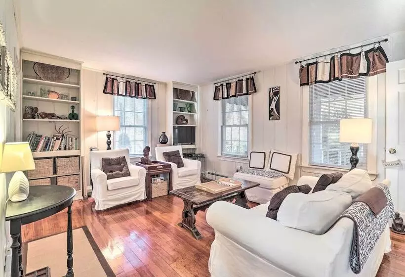 Charming East Falmouth Home W/ Hot Tub!