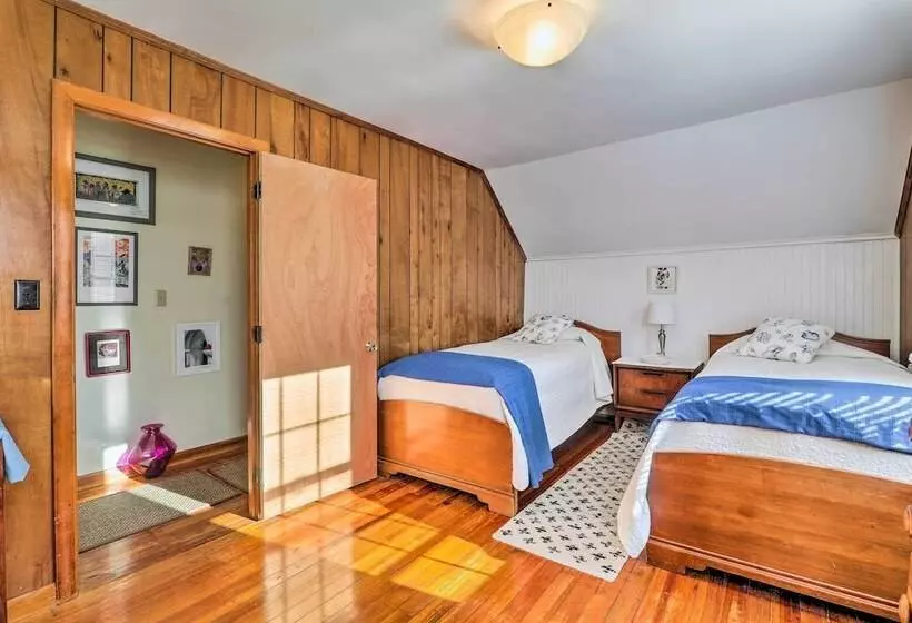 Charming East Falmouth Home W/ Hot Tub!