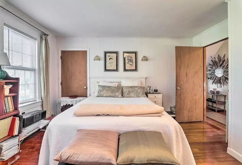 Charming East Falmouth Home W/ Hot Tub!