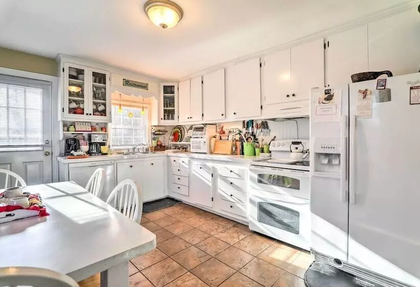 Charming East Falmouth Home W/ Hot Tub!