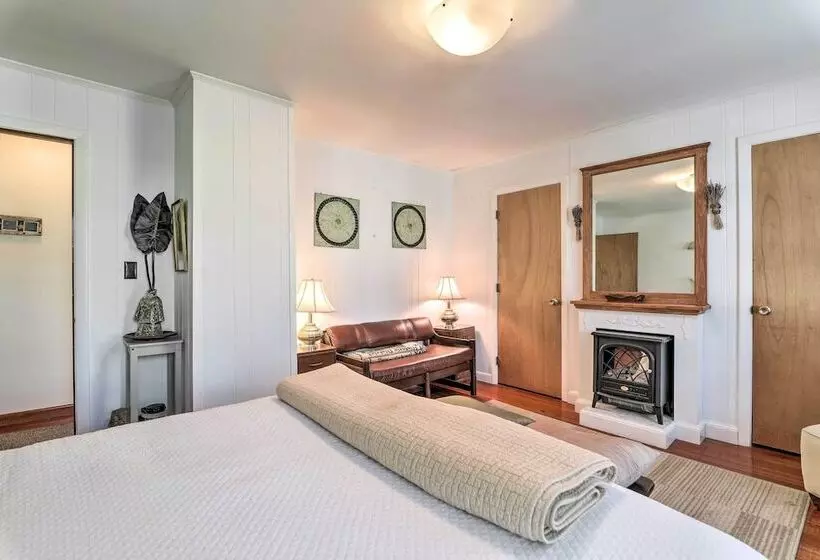 Charming East Falmouth Home W/ Hot Tub!